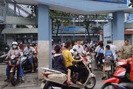 Phụ huynh đưa đón học sinh gây ra cảnh lộn xộn trước trường tiểu học Bành Văn Trân (quận Tân Bình). (Ảnh: Hoàng Hải/TTXVN)