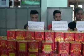 Các đối tượng bị bắt giữ và tang vật tại cơ quan điều tra. (Ảnh: Tá Chuyên/TTXVN)