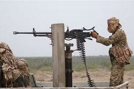 Lực lượng ủng hộ chính phủ Yemen làm nhiệm vụ tại khu vực gần thành phố Al Jah, tỉnh Hodeida ngày 7/6. (Nguồn: AFP/ TTXVN)