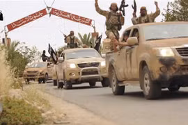 Các tay súng IS tại khu vực Welayat Homs, Syria. (Ảnh: AFP/ TTXVN)