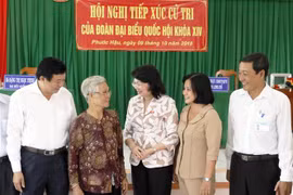 Quyền Chủ tịch nước Đặng Thị Ngọc Thịnh với cử tri huyện Long Hồ. (Ảnh: Phạm Minh Tuấn/TTXVN)