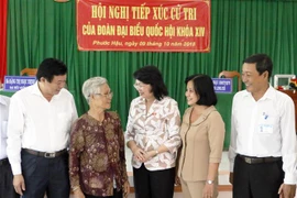 Quyền Chủ tịch nước Đặng Thị Ngọc Thịnh với cử tri huyện Long Hồ. (Ảnh: Phạm Minh Tuấn/TTXVN)