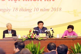Tổng Thư ký, Chủ nhiệm Văn phòng Quốc hội Nguyễn Hạnh Phúc (giữa) chủ trì buổi họp báo. (Ảnh: Trọng Đức/TTXVN)