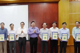 Trao hồ sơ quy hoạch khu du lịch quốc gia Núi Bà Đen cho UBND thành phốTây Ninh. (Ảnh: Lê Đức Hoảnh/TTXVN)