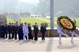 Sáng 22/10, trước giờ khai mạc Kỳ họp thứ sáu, Quốc hội khóa XIV, Tổng Bí thư Nguyễn Phú Trọng dẫn đầu Đoàn các đại biểu Quốc hội đến đặt vòng hoa và vào Lăng viếng Chủ tịch Hồ Chí Minh. (Ảnh: Dương Giang/TTXVN)