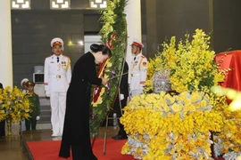 Đồng chí Nguyễn Thị Kim Ngân, Ủy viên Bộ Chính trị, Chủ tịch Quốc hội dâng hương tưởng niệm trước linh cữu đồng chí Đỗ Mười. (Ảnh: Trí Dũng/TTXVN)