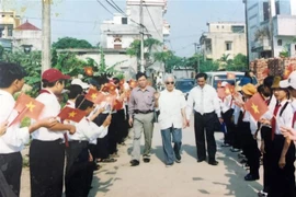 Nguyên Tổng Bí thư Đỗ Mười với quê hương Đông Mỹ. (Ảnh: TTXVN phát)