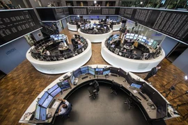 Giao dịch viên làm việc tại Sàn giao dịch chứng khoán ở Frankfurt am Main, Đức. (Nguồn: AFP/TTXVN)
