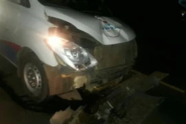 Đầu xe cứu thương hư hỏng sau tai nạn. (Ảnh: TTXVN)