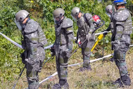 Binh sỹ Hàn Quốc rà tim bom mìn tại khu DMZ. (Nguồn: AP)