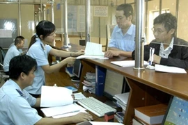 Nhiều doanh nghiệp vẫn phàn nàn về thủ tục hành chính thuế, hải quan phiền hà (Ảnh: TTXVN)
