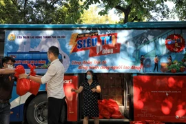 Chuyến “Xe buýt siêu thị 0 đồng” mang thông điệp “Tất cả vì người lao động”. (Ảnh: Thành Đạt/TTXVN)