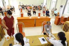 Hà Nội thực hiện chi trả hỗ trợ tiền mặt cho người lao động theo Nghị quyết 68/NQ-CP. (Ảnh: Hoàng Hiếu/TTXVN)