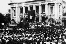 Sáng 19/8/1945, người dân Hà Nội và các tỉnh lân cận kéo về quảng trường Nhà Hát Lớn Hà Nội, dự lễ mít tinh hưởng ứng cuộc Tổng khởi nghĩa giành chính quyền. (Ảnh tư liệu TTXVN)