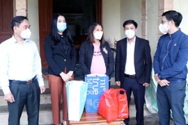 Tập đoàn TH đã hỗ trợ hàng ngàn ly sữa cho để khích lệ, động viên kịp thời đối với những phụ nữ mang thai tại Hà Tĩnh về quê tránh dịch. (Ảnh: PV/Vietnam+)
