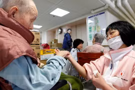 Điều dưỡng viên hỗ trợ người cao tuổi tại Nhật Bản. (Ảnh minh hoạ: AFP/TTXVN)