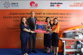 Bàn giao trang thiết bị thiết yếu cho đại diện "Ngôi nhà bình yên". (Ảnh: PV/Vietnam+)