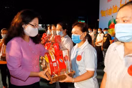 Trao quà và tiền Tết cho người lao động có hoàn cảnh khó khăn tại Thành phố Hồ Chí Minh. (Ảnh minh họa: Thanh Vũ/TTXVN)