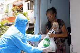 Trao phần quà hỗ trợ cho người lao động nghèo, hộ gia đình có hoàn cảnh khó khăn ở các xóm trọ. (Ảnh minh hoạ: Thanh Vũ/TTXVN)
