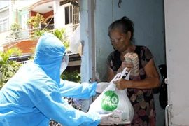 Trao phần quà hỗ trợ cho người lao động nghèo, hộ gia đình có hoàn cảnh khó khăn ở các xóm trọ. (Ảnh minh hoạ: Thanh Vũ/TTXVN)