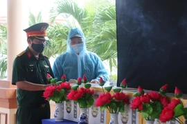 Bàn giao tro cốt người dân tử vong do dịch COVID-19 cho người thân của họ. (Ảnh minh họa: Công Mạo/TTXVN)