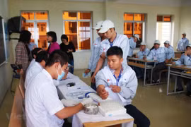 Lao động khám sức khỏe trước khi đi làm việc ở nước ngoài. (Ảnh minh họa: PV/Vietnam+)