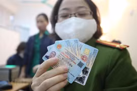 Cận cảnh mẫu thẻ căn cước công dân gắn chip mới được ban hành. (Ảnh: Minh Sơn/Vietnam+)