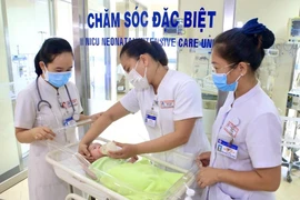 Em bé sơ sinh của sản phụ nhiễm COVID-19 được chăm sóc đặc biệt tại Bệnh viện Trung Ương Huế. (Ảnh: Mai Trang/TTXVN)