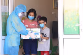 Vinamilk tặng sữa và quà cho trẻ em đang cách ly. (Nguồn: Vietnam+)