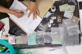 Cơ quan công an kiểm kê tang vật khi triệt phá một lò sản xuất ma túy tổng hợp. (Ảnh minh hoạ: TTXVN)