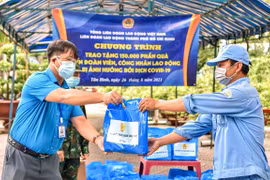 Trao tặng quà cho công nhân lao động gặp khó khăn do COVID-19. (Ảnh: Thanh Vũ/TTXVN)