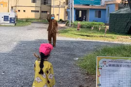 Bé gái lưu luyến tạm biệt ông trong khu cách ly. (Nguồn: Bệnh viện Nhi đồng Thành phố Hồ Chí Minh)