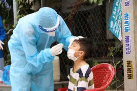 Lấy mẫu xét nghiệm COVID-19 cho trẻ em ở khu vực có nguy cơ cao. (Ảnh minh hoạ: Công Thử/TTXVN)