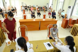 Hà Nội thực hiện chi trả hỗ trợ tiền mặt cho người lao động theo Nghị quyết 68/NQ-CP. (Ảnh: Hoàng Hiếu/TTXVN)