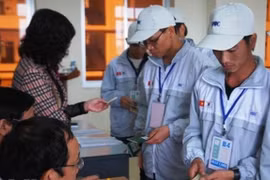 Lao động làm thủ tục trước khi đi làm việc ở nước ngoài. (Ảnh minh họa: PV/Vietnam+)