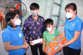 Liên đoàn lao động tỉnh Bình Dương tặng quà cho con công nhân lao động mồ côi do COVID-19. (Ảnh: PV/Vietnam+)