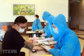 Lao động khai báo y tế và kiểm tra sức khỏe. (Ảnh minh họa: TTXVN)