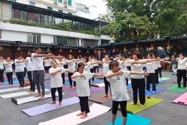 Hoạt động hưởng ứng Ngày Quốc tế Yoga lần thứ 10 diễn ra tại Bảo tàng Phụ nữ Việt Nam, Hà Nội. (Ảnh: Minh Thu/Vietnam+)