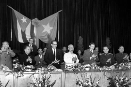 Chủ tịch Hồ Chí Minh cùng các đồng chí lãnh đạo cấp cao Việt Nam tham dự lễ mit tinh của hơn 1000 đại biểu các tầng lớp nhân dân thủ đô Hà Nội, chào mừng Đoàn đại biểu Đảng và Chính phủ Cách mạng Cuba, do Tổng thống Osvaldo Dorticós Torrado dẫn đầu sang thăm Việt Nam, cuối tháng 10/1966. (Ảnh: Văn Lượng/TTXVN)