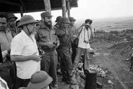 Đồng chí Fidel Castro, Bí thư thứ nhất Ban Chấp hành Trung ương Đảng Cộng sản Cuba, Thủ tướng Chính phủ Cách mạng Cuba thị sát Căn cứ quân sự Tân Lâm - Dốc Miếu trên Hàng rào điện tử McNamara, bị quân và dân miền Nam phá hủy (ngày 15/9/1973). Ảnh: TTXVN