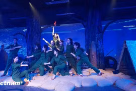 Một cảnh trong vở diễn “Huyền thoại tuổi thanh xuân” - tác phẩm truyền cảm hứng cho tác giả thực hiện cuốn sách. (Ảnh: Minh Thu/Vietnam+)