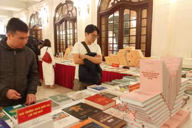 Một số ấn phẩm đoạt Giải thưởng Sách Quốc gia trưng bày tại Nhà hát Lớn Hà Nội. (Ảnh: Minh Thu/Vietnam+)
