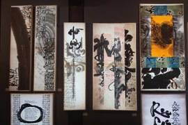 Triển lãm lựa chọn trưng bày 70 tác phẩm chính thức với những nội dung, ý nghĩa, ý tưởng nghệ thuật cụ thể, ngoài ra còn có 41 tác phẩm nhỏ. (Ảnh: Minh Thu/Vietnam+)