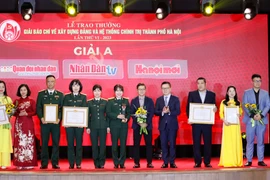 Chủ tịch Hội Nhà báo Việt Nam, Tổng Biên tập báo Nhân Dân Lê Quốc Minh và Phó Bí thư Thường trực Thành ủy Hà Nội Nguyễn Thị Tuyến trao Giải A cho các tác giả. (Ảnh: Văn Điệp/TTXVN)