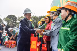 Tổng Biên tập Báo Nhân Dân Lê Quốc Minh trao quà cho các công nhân tại Ecopark, Hưng Yên. (Ảnh: Thành Đạt/Vietnam+)