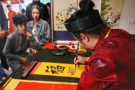 Hoạt động cho chữ tại Hội chữ Xuân đã trở thành nét đẹp văn hóa tại Thủ đô dịp năm mới. (Ảnh: Tuấn Đức/TTXVN)