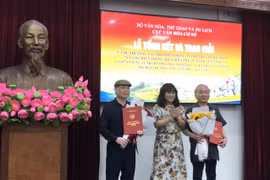 Cục trưởng Cục Văn hóa Cơ sở (giữa) trao giải Nhất cho các tác giả. (Ảnh: PV/Vietnam+)