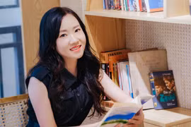 Họa sỹ Nguyễn Thu Huyền đã ghi dấu ấn ở dòng tranh vải sáng tạo. Cô còn tham gia viết sách và giảng dạy mỹ thuật. (Ảnh: CTV/Vietnam+)