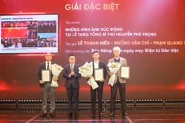 Ông Lê Quốc Minh, Uỷ viên Trung ương Đảng, Tổng Biên tập báo Nhân Dân, Phó Trưởng ban Tuyên giáo Trung ương, Chủ tịch Hội Nhà báo Việt Nam trao Giải Đặc biệt cho nhóm tác giả Báo Nông thôn ngày nay/Điện tử Dân Việt. (Ảnh: CTV/Vietnam+)