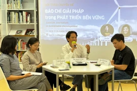 Đạo diễn, Nghệ sỹ Ưu tú Nguyễn Tài Văn (thứ ba từ trái sang) tham gia hội thảo về báo chí giải pháp. (Ảnh: PV/Vietnam+)